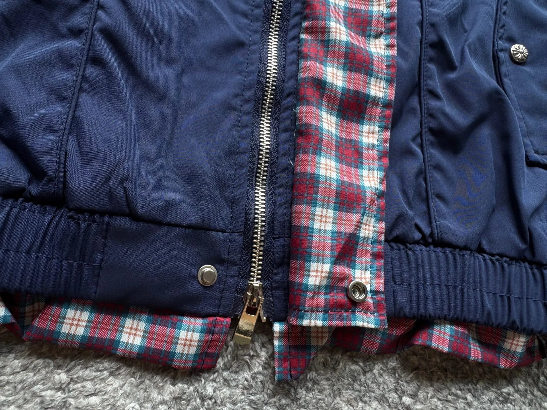 P300 💙Ralph Lauren Vintage Harrington Jacket, dark indigo with red pony logo, full of British retro feel! Soft fabric, comfortable to wear, classic fit + lapel design, plaid embellishments on cuffs and collar, great details ✨ The Harrington jacket represents low-key and approachability. In other words, it is not as rigid as a Chinese tunic suit, nor as high-end as a suit. Another point is that the Harrington jacket is adaptable. It does not look strange to wear on almost any figure or occasion. No matter you are young and handsome or you are middle-aged and fat, this style of jacket can hold up.               Color: Navy Blue Apricot Size: Length Bust Shoulder Width Sleeve Length M 68 124 57 60 L 70 128 58.5 62 XL 72 132 60 64
